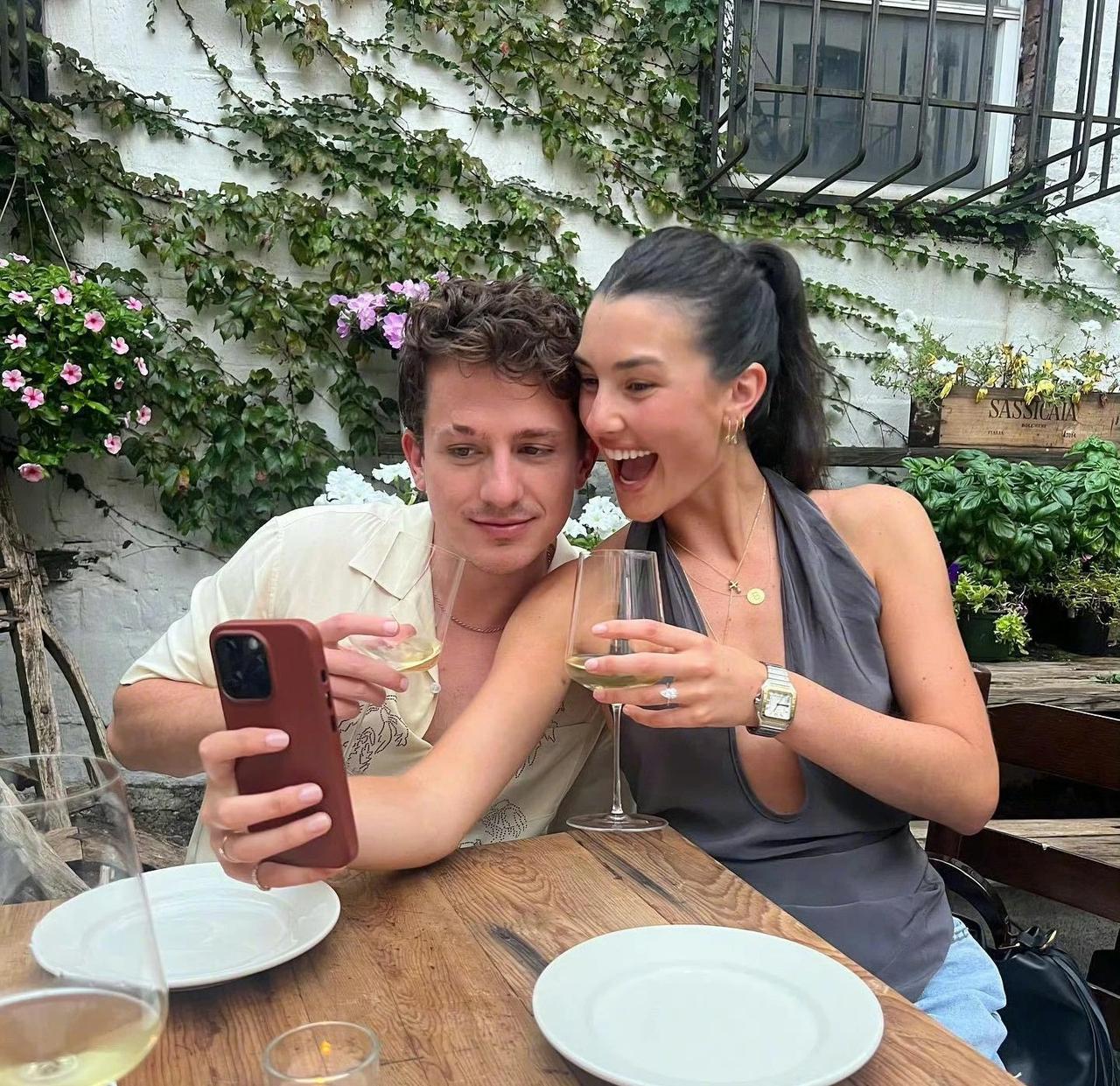 #娱评大赏#断眉Charlie Puth向女友Brookie求婚成功！

断眉C