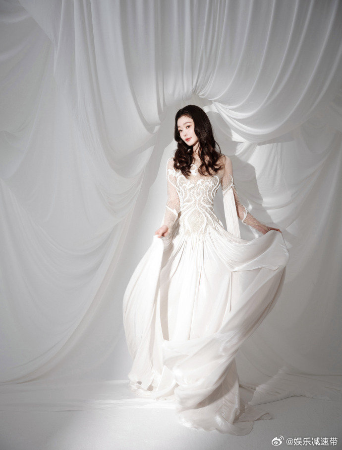 宋轶胎毛刘海 被宋轶的胎毛刘海拿捏了！细碎绒毛贴额角，脸蛋小巧又温柔，自带松弛氛