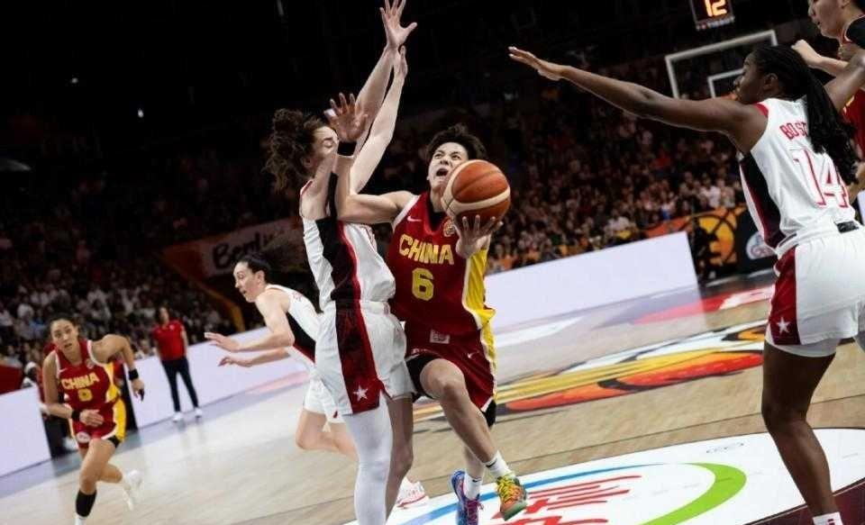 世界杯首战失利！中国女篮61‑94不敌美国，韩旭拿下两双，张子宇首秀13分
 