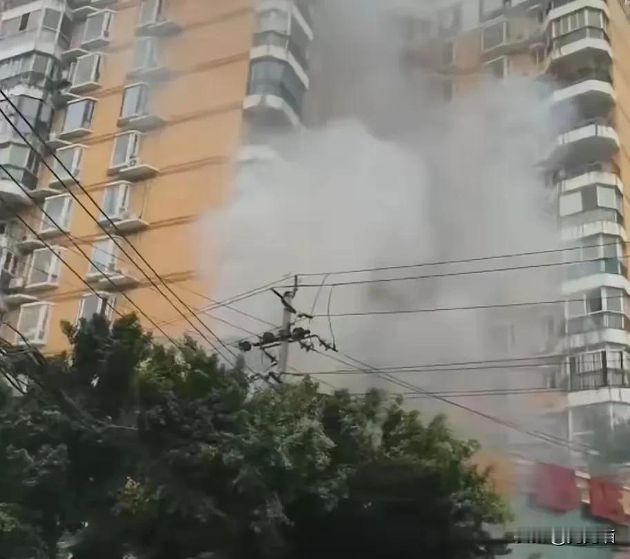 大型火灾，已收治24人！10月31日成都华西医院附近的一家商铺突发大型火灾，造成
