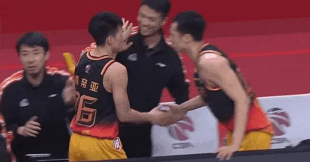 没有想到，万万没有想到，这一次导播上大分，咱自己的联赛也会玩镜头语言了。
庞峥麟