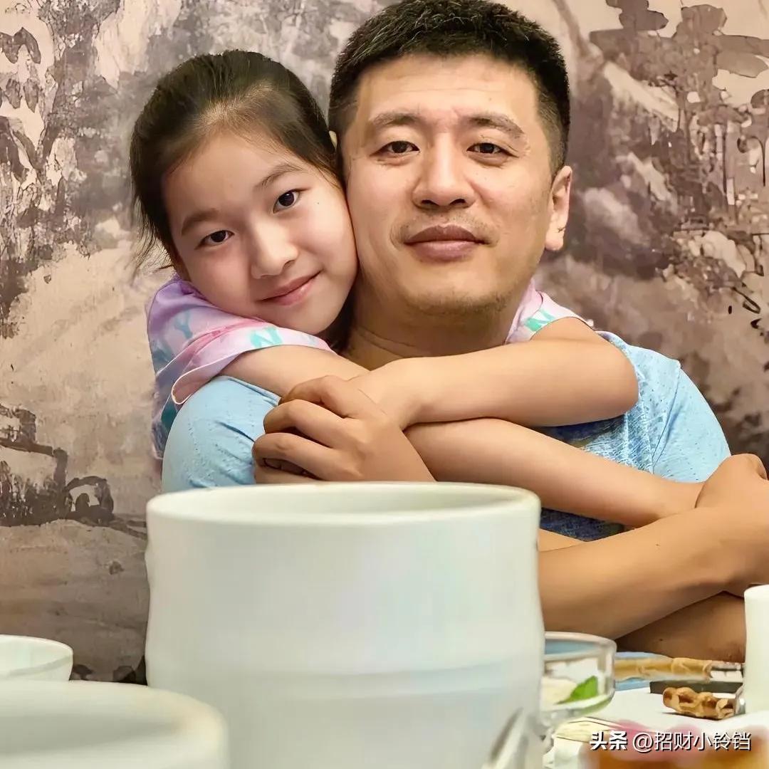 为什么张雪峰这么拼命地工作？答案藏在一个父亲最柔软的执念里。
他见过太多普通孩子