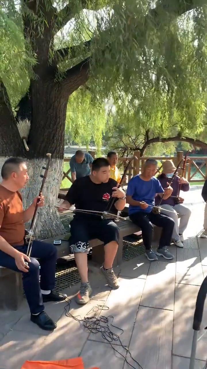 对不起了大爷，这首你们可能不会。
大爷们有点手忙脚乱，完了遇上硬茬子了。