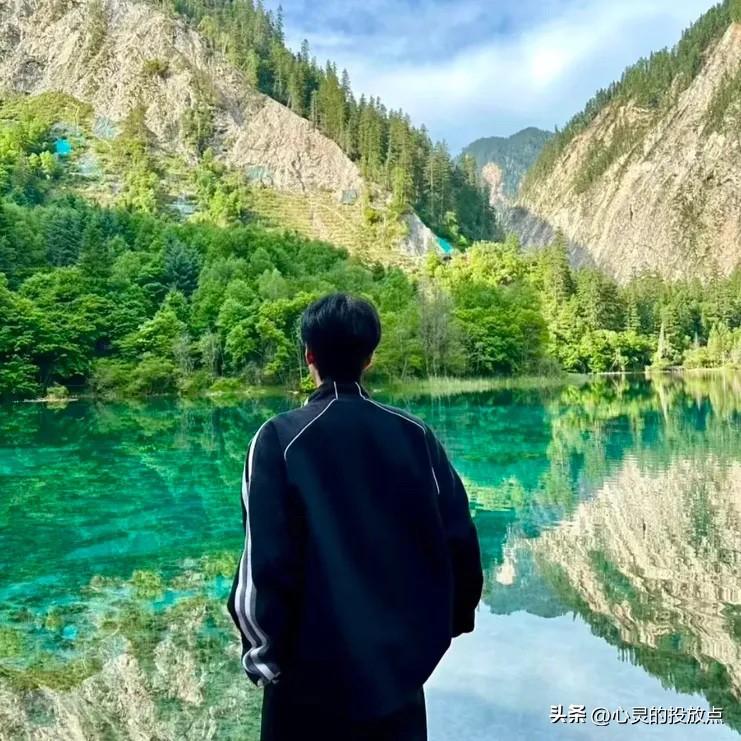 一个曾经在婚姻里背叛的男人说：

我在网络里认识了一个女人，慢慢的迷恋上了她，每