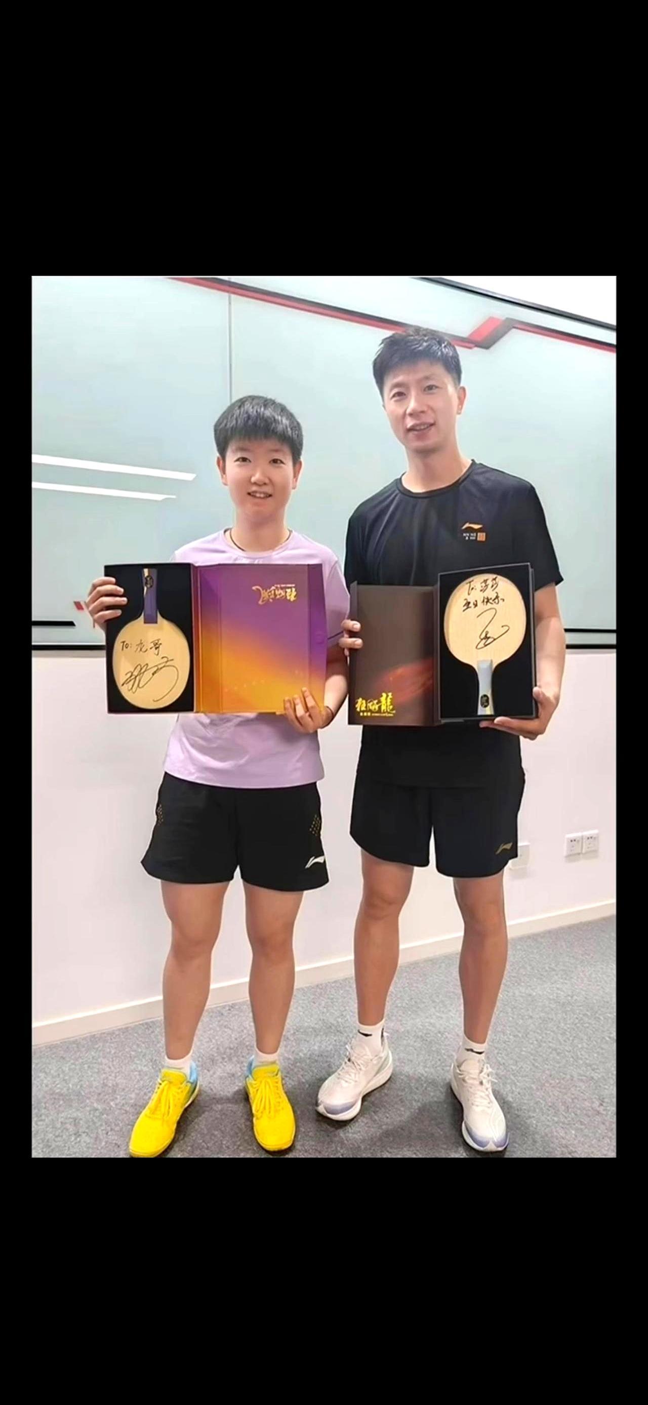 去年底还因伤歇了一阵子，开年孙颖莎王楚钦就在海口把冠军拿回来了。
 
一个脚踝，