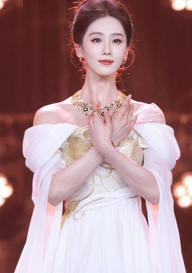 刘诗诗：出席北京电影节，这身造型简直简直美翻了