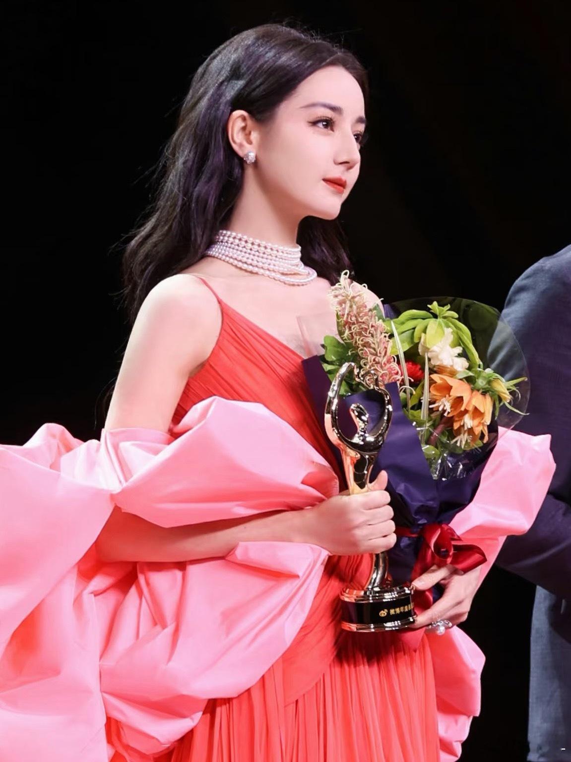 向全世界安利我担  在一起回顾一下迪丽热巴的粉色玛丽猫造型！真的每一年看都是那么