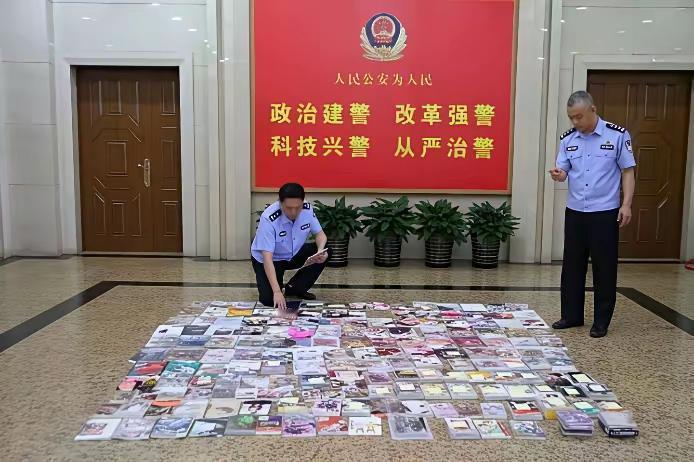 岛国就盛产这种垃圾！一女子从日本坐飞机回国，背回244本漫画，海关查验发现，书中