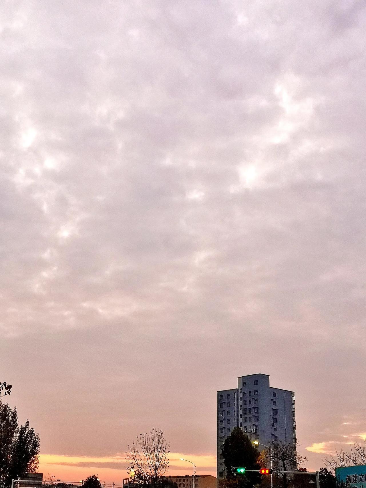 本条跑步线路上的折返点，今天这座小楼好像特好看！