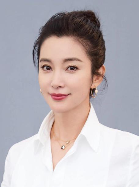 1999年，42岁的地产富商石涛看上了李冰冰。为了抱得美人归，石涛送上30多万的