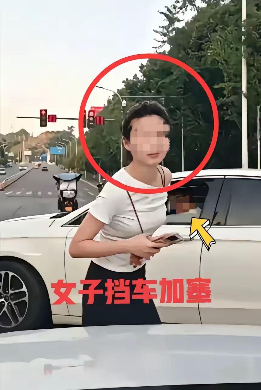 重庆女子拦车让自家车加塞，与正常行驶的车辆司机发生口角，并朝其吐口水的视频在网上