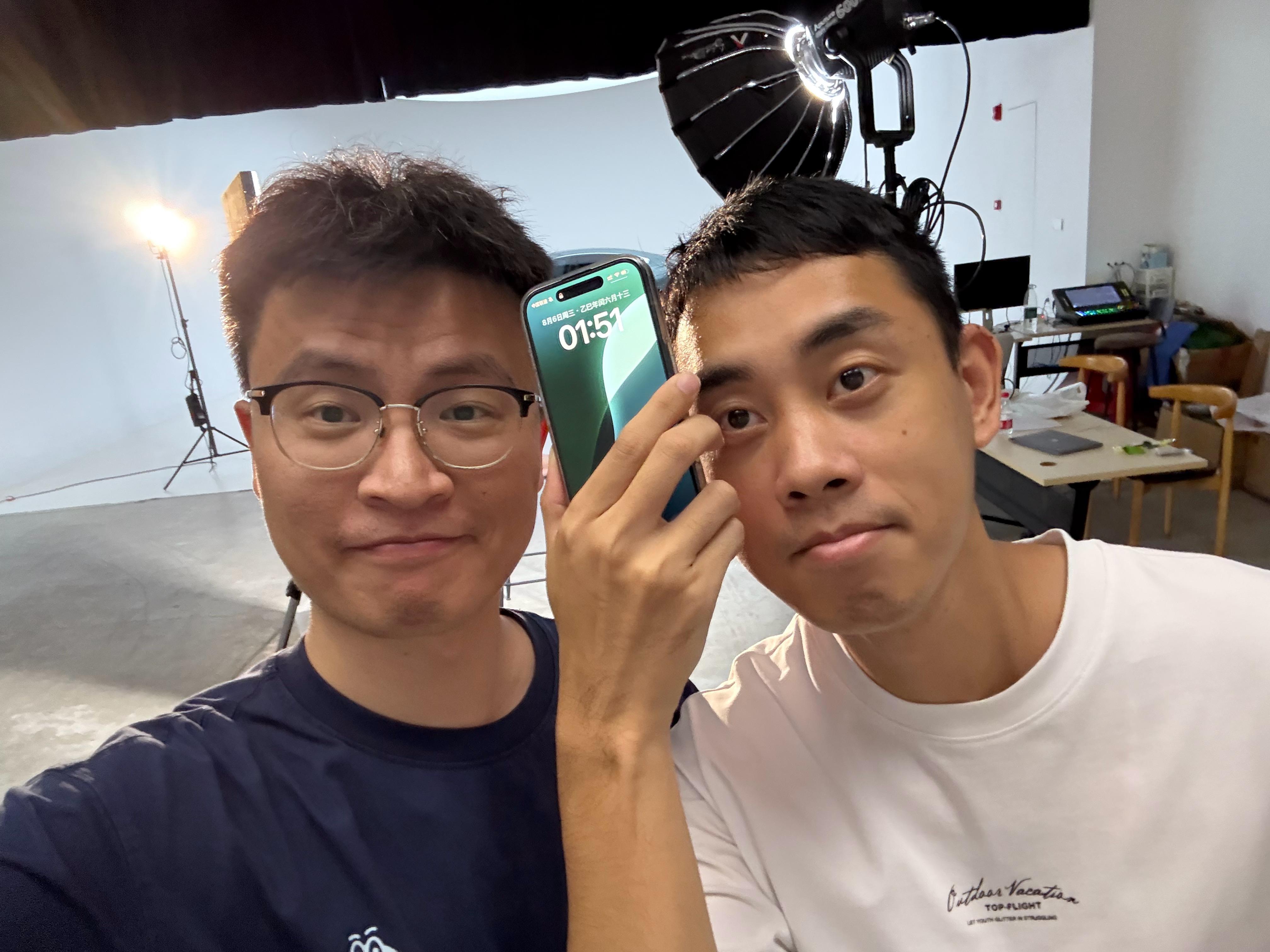 凌晨两点，准备下班，今天晚，是因为对一条片子不满意，跟伟焯重新构思、重新拍摄了一