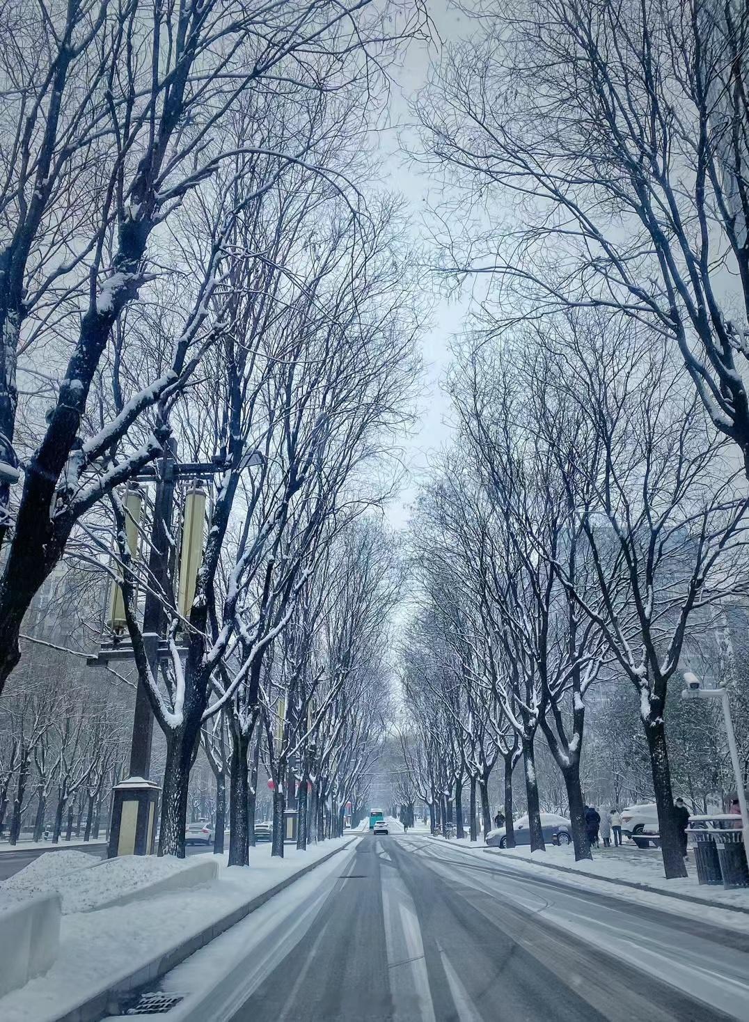 【人生四喜】十年久旱逢甘霖，万里他乡遇故知。和尚洞房花烛夜，白丁金榜题名时。分明