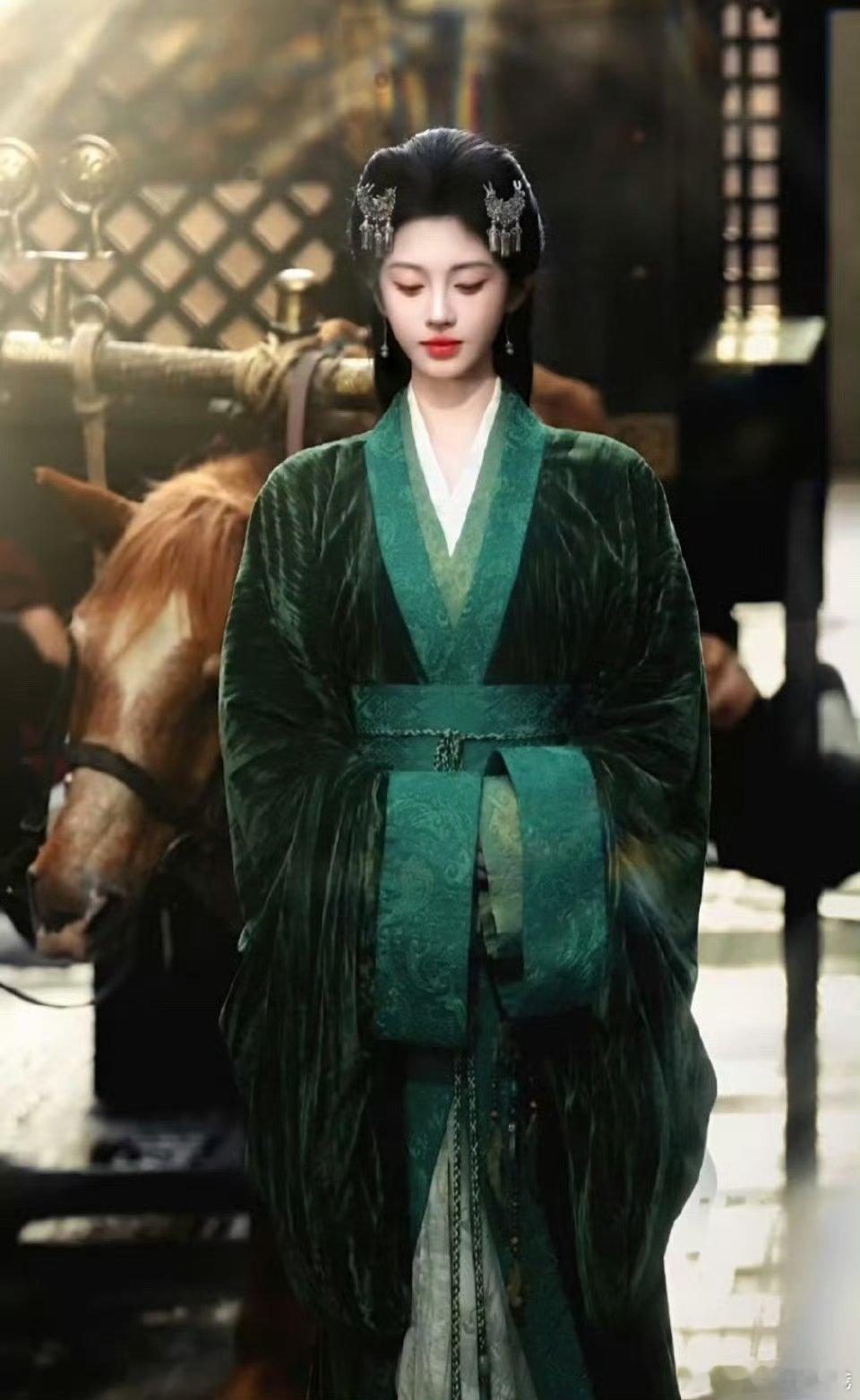 这种墨绿色妆造还是挺难驾驭的 ​鞠婧祎的前两套让我眼前一亮 ​​​