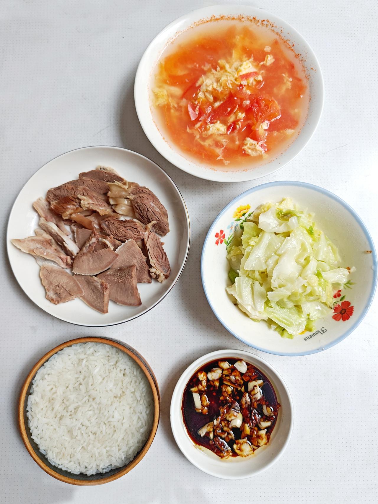午饭，白切猪舌拼连肝肉6，炒包菜1.3，番茄蛋汤1.5，米饭0.5，食材合计9.