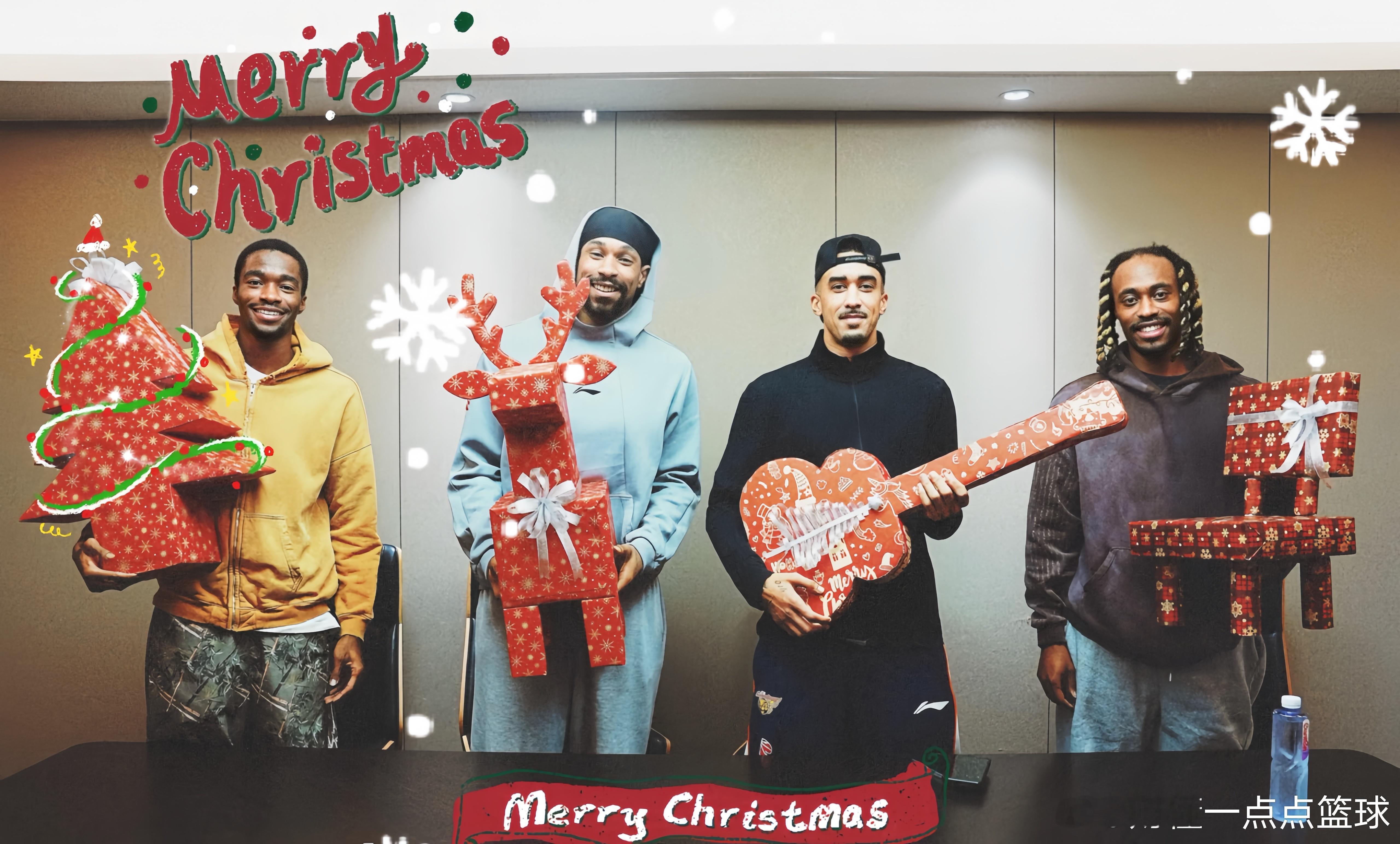 广东宏远男篮四外援一齐过圣诞节了！作为外援，今天是他们的节日，萨林杰、奎因、麦考