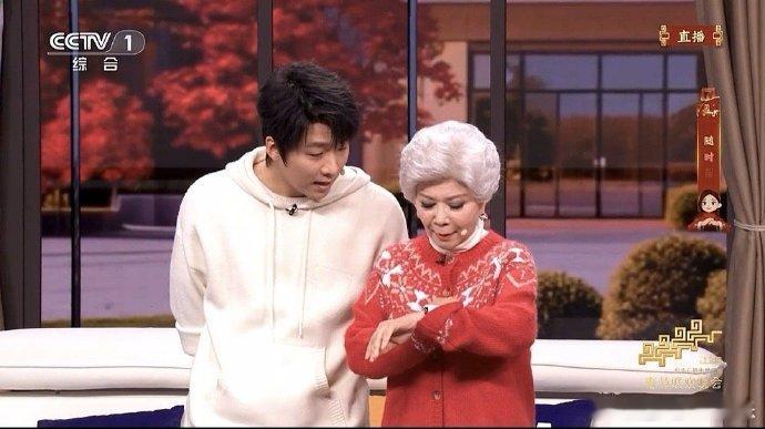 蔡明仿生机器人毛孔级特写蔡明机器人特写蔡明老师也太会选造型了！仿生机器人特写镜头