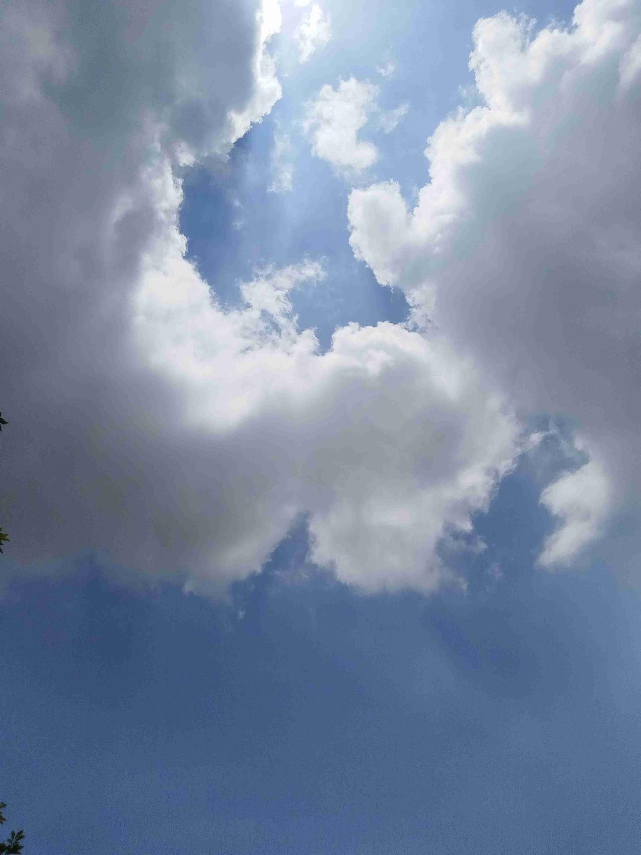 我的今日状态：😁轻松愉快
我这里的天气：🌤️多云
今天状态轻松愉快，外面是多