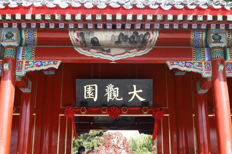 北京大观园这波操作太会了！1月14日就开始新春布景，年味一下就拉满了。
现场工作