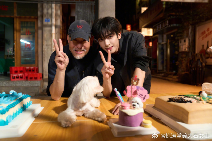 宋威龙晒和张婧仪杀青照宋威龙张婧仪导演合照太惊艳！宋威龙张婧仪晒杀青照，在《野狗