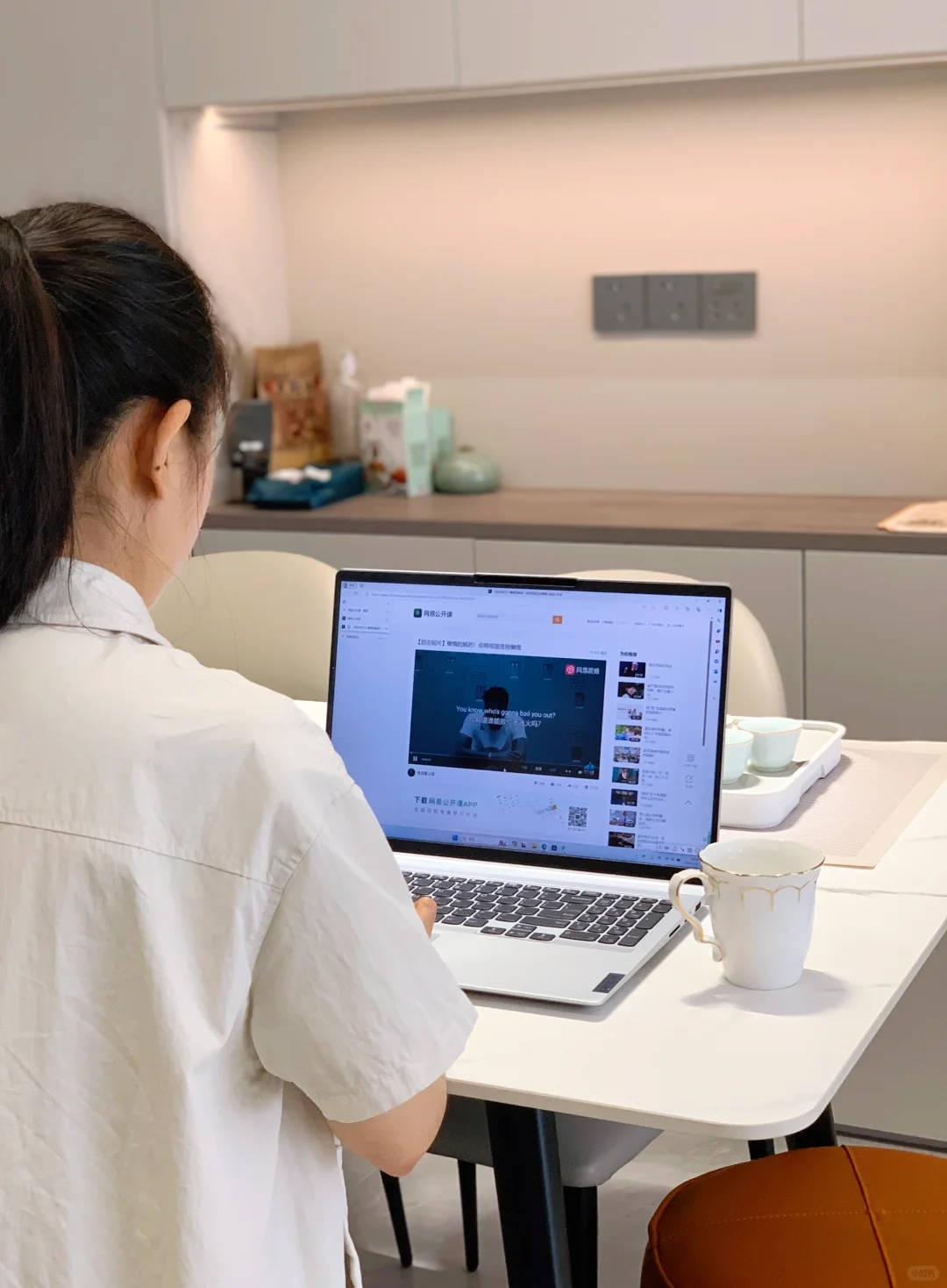 当初竞聘中层一次过，大半原因是坚持听财经