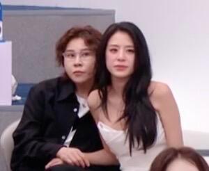 这八杆子打不着的俩人咋会这么有熟悉感而且现在连超话都有了！叫「濛濛细语」乘风20