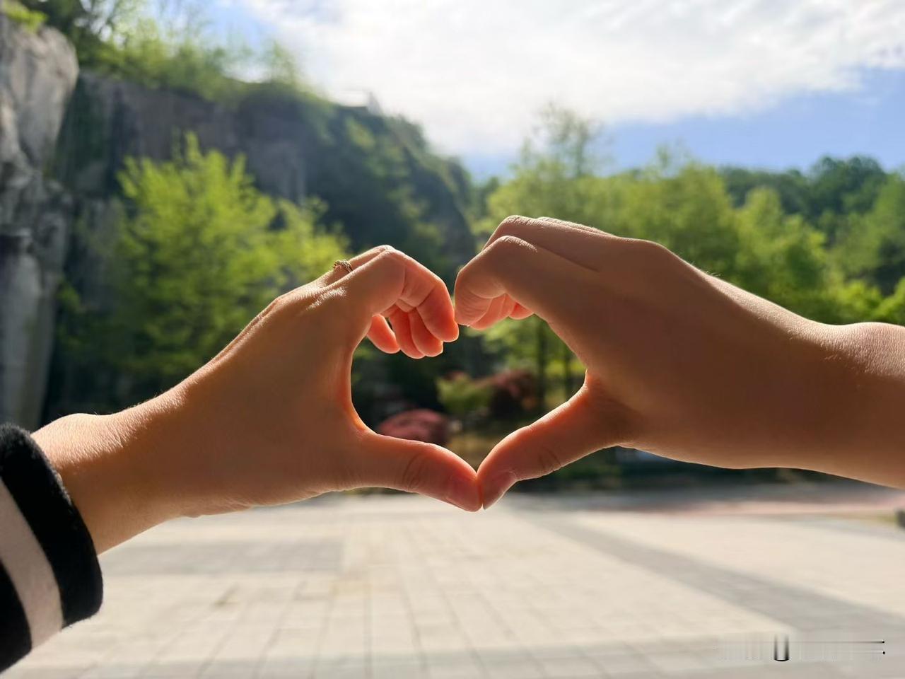 玄学中有种说法叫“渡劫”，一般会经受天雷的（本故事纯属虚构）

小时候我家门前有