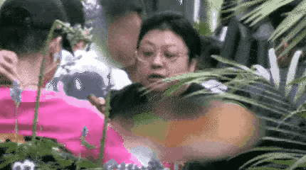这个画面比较清晰，能够看得出来，她确实是在抽雪茄，实实在在说，很少看到有女人抽雪