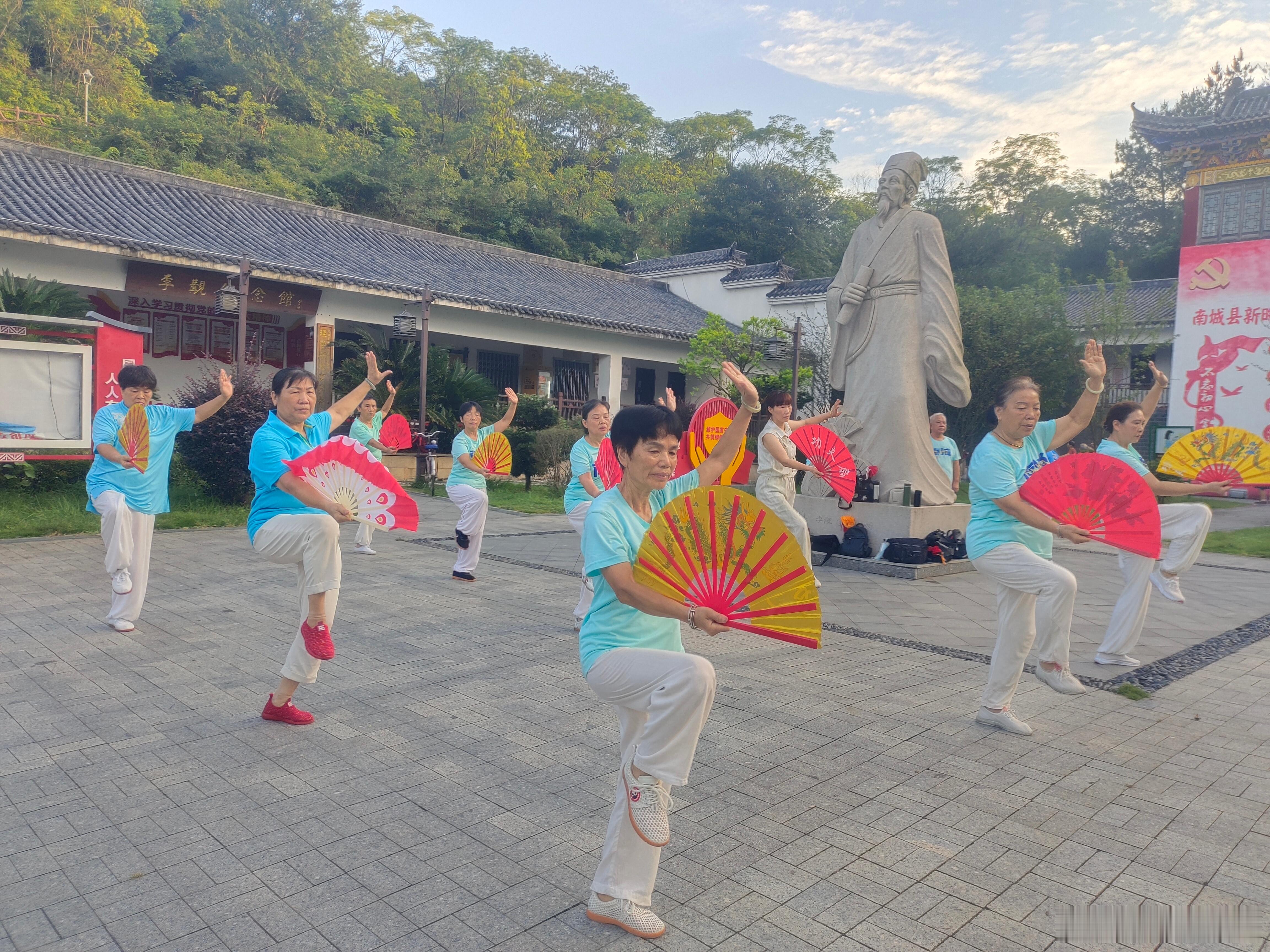 江西省南城县黎明脚步盱江书院健身团队，身体健康在很大程度上，取决于心态、取决于生