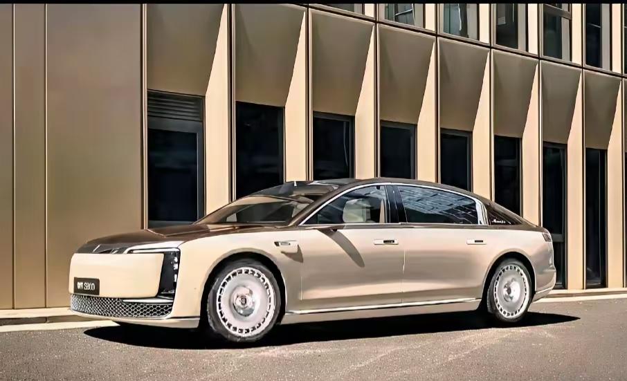 江淮汽车万万没想到，有朝一日可以和劳斯莱斯同台竞技。
劳斯莱斯也万万没想到，居然