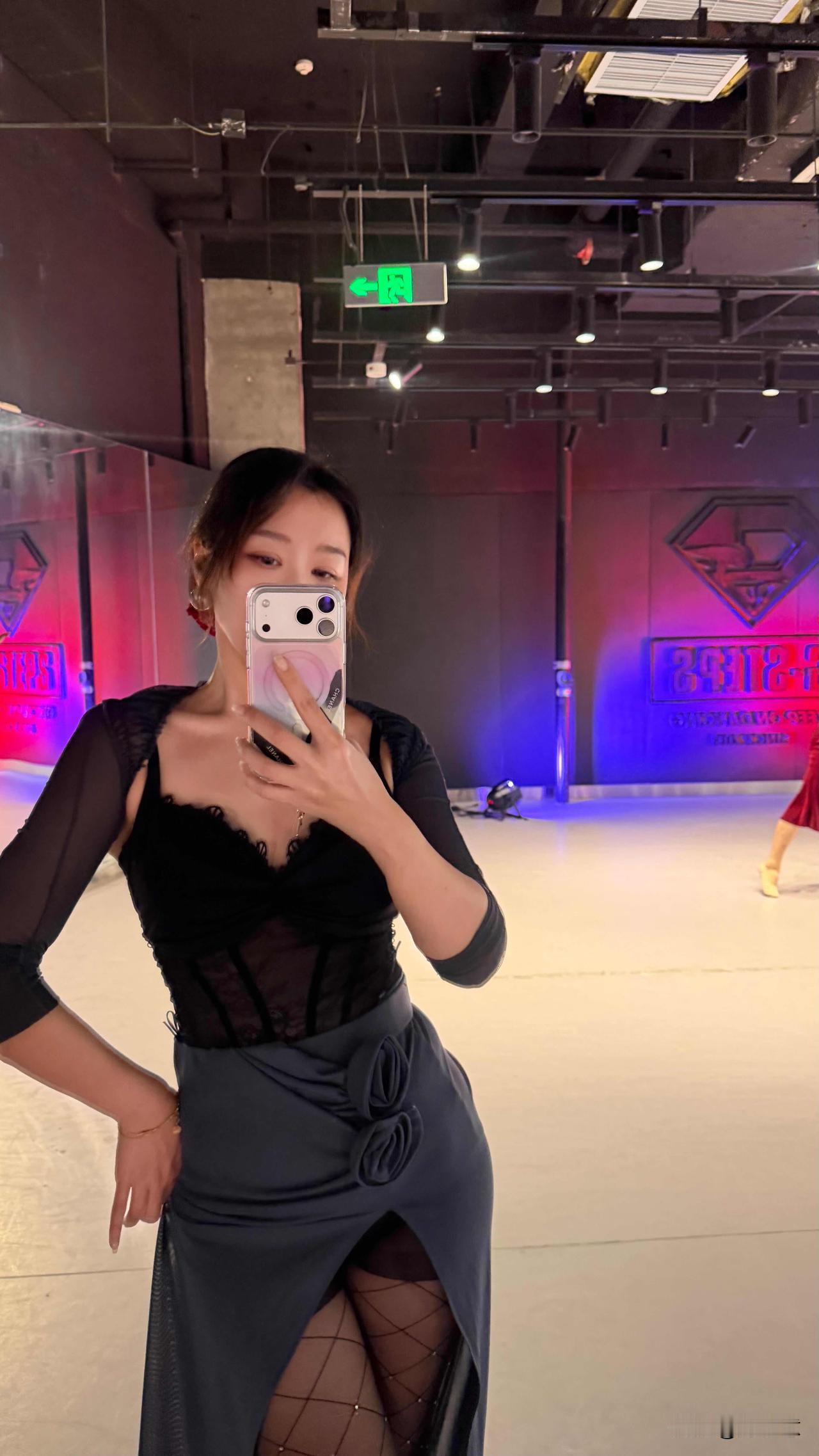 这个灯光真的配黑色裙子