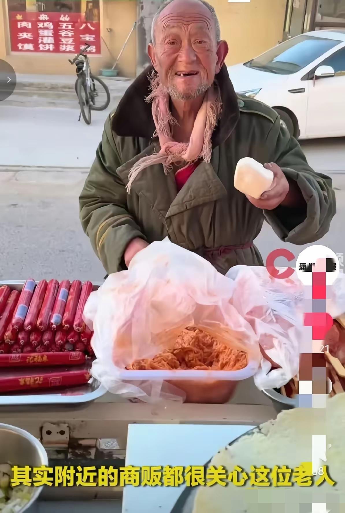 破防了！山东潍坊一个高三男生，默默给校门口智力缺陷的老爷爷送了3年烤肠，毕业前怕