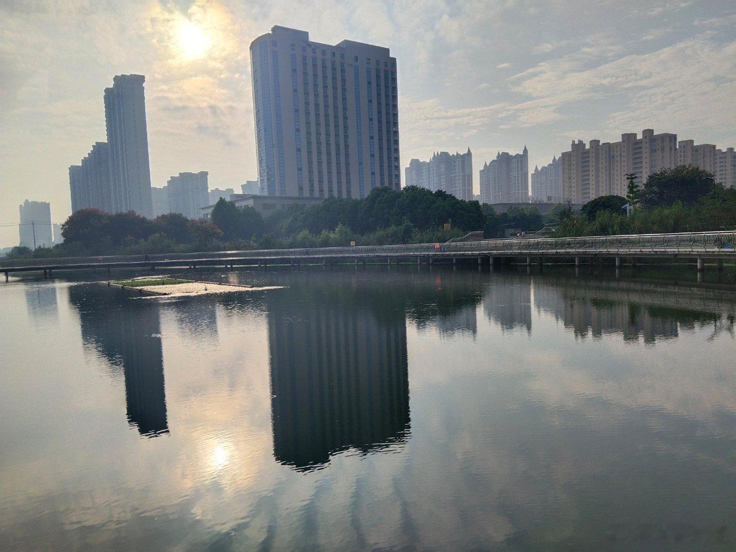 早上的阳光洒满水面 ​​​