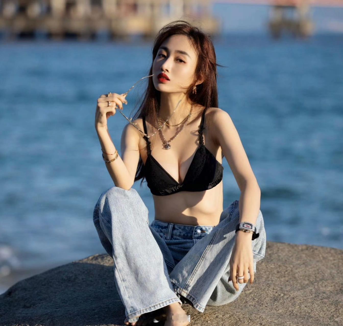 海边的小姐姐穿搭挺好看 ​​​