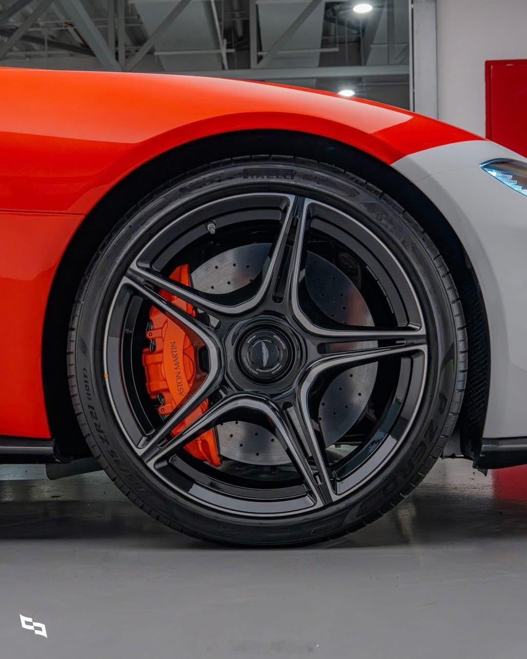 全球限量88枚🚀🚀🚀Aston Martin V12 Speedster?