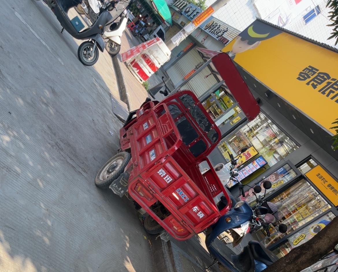 好好的人行道被三轮车直接开上来占道，堵得路都不好走。
街边店铺门口本来就窄，这样
