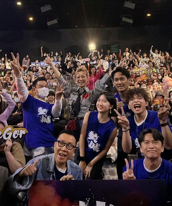 刘德华郑秀文同框  哇塞！刘德华和郑秀文在《焚城》路演的同框画面太温馨了。他们一