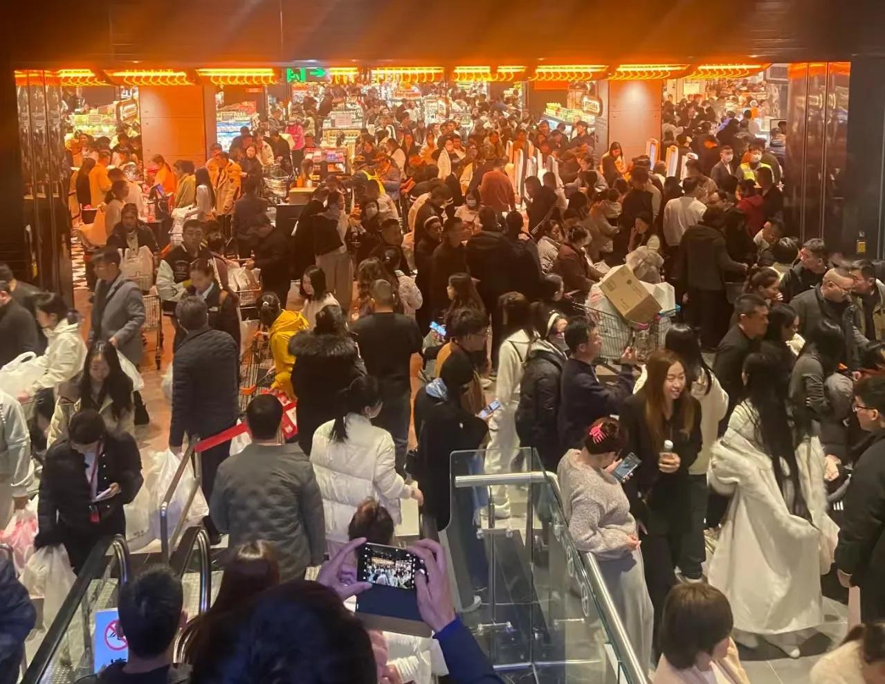 胖东来被吐槽排队3小时，购物10分钟，说明了3个问题


1.老百姓只想健康的活