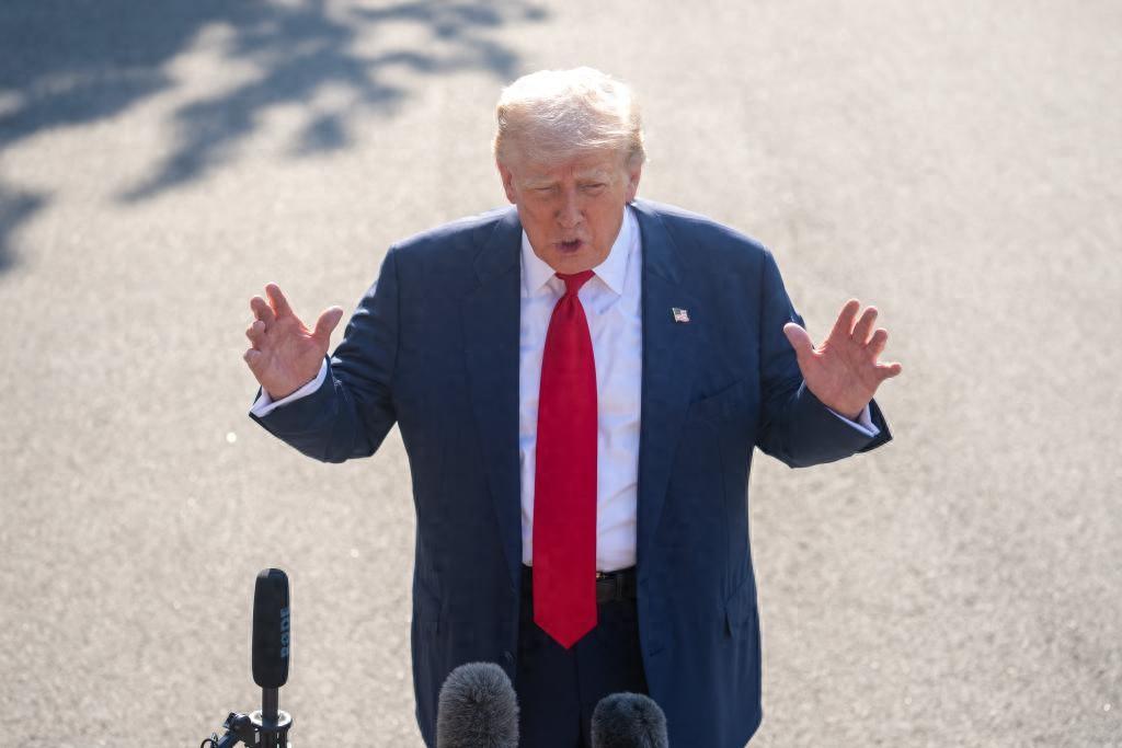 爱泼斯坦 300 万页涉案文件公布，特朗普名字被提及超 4500 次，克林顿团队