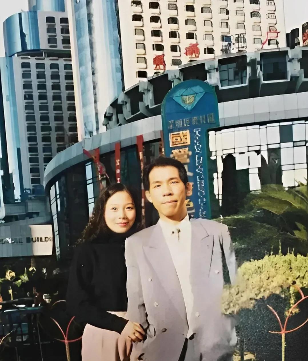 1996年，劳荣枝和法子英在深圳生活时的合影。照片中劳荣枝拉着法子英的手臂，亲密