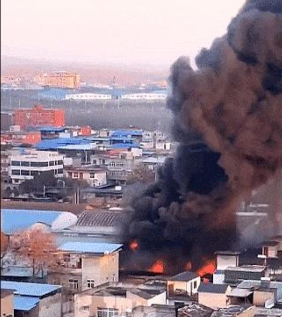 河南南阳一厂房突发火灾
1月6日清晨，河南南阳市一胶带加工厂突发火情，引发市民与