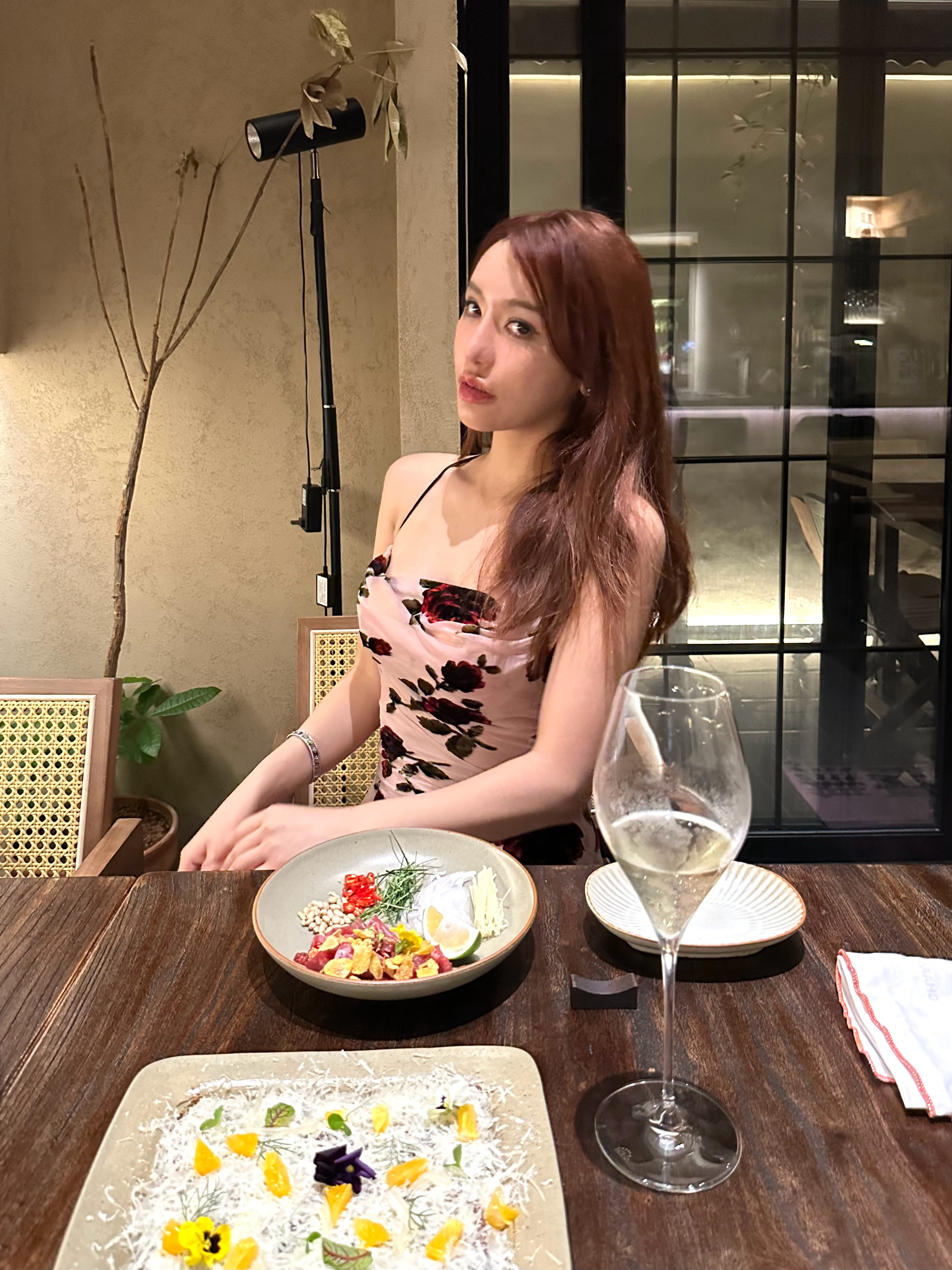 Friday night 🥂 终于不用改报告了 带了伞头发还是淋得湿漉漉  ​