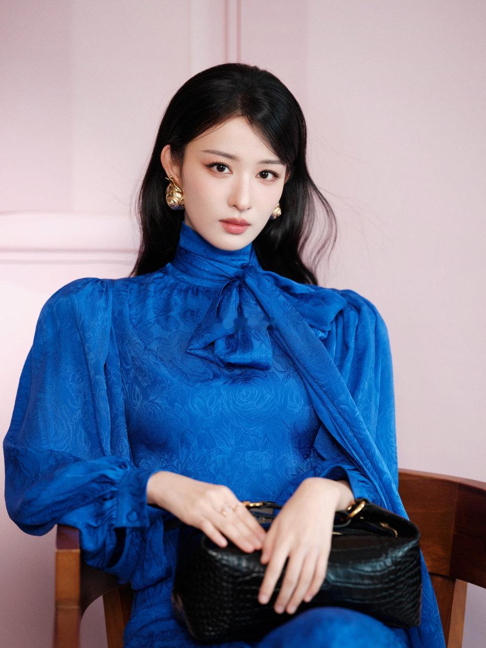 王楚然这组大片美出新高度！丝绒蓝裙与复古卷发的组合，打造出精致又慵懒的摩登女郎形