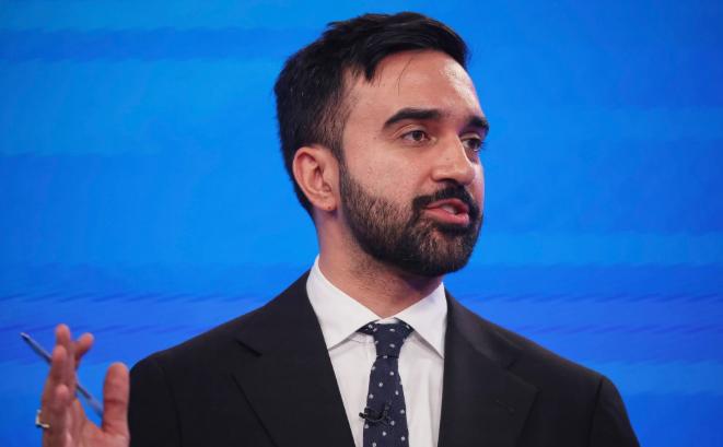 纽约市长马姆达尼今天发文说：“美国和以色列对伊朗发动的军事打击，标志着这场非法侵