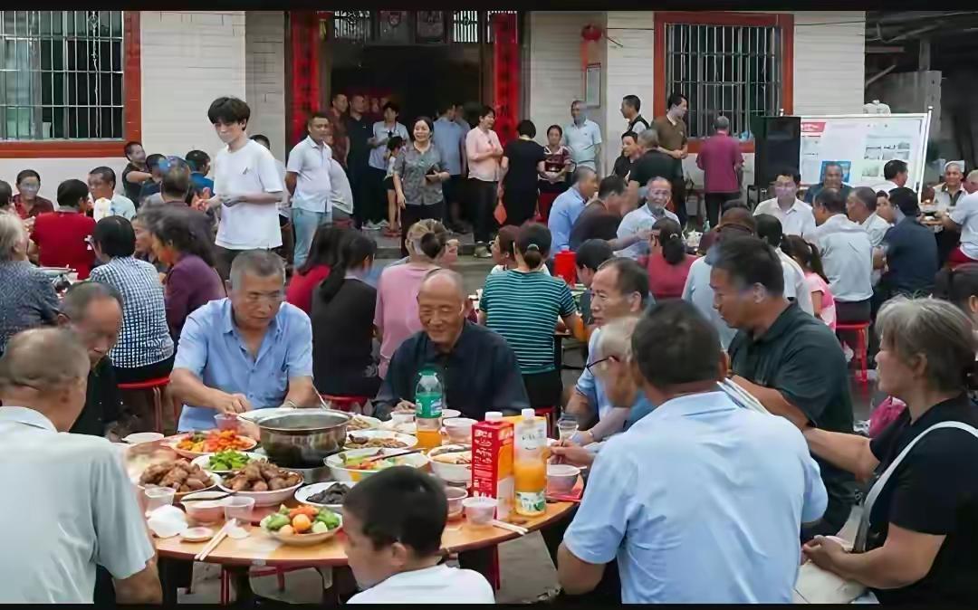 一个五十多岁刚化疗完的男人，房子塌了，亲人没了，第二天醒来第一件事是求堂弟帮他跟