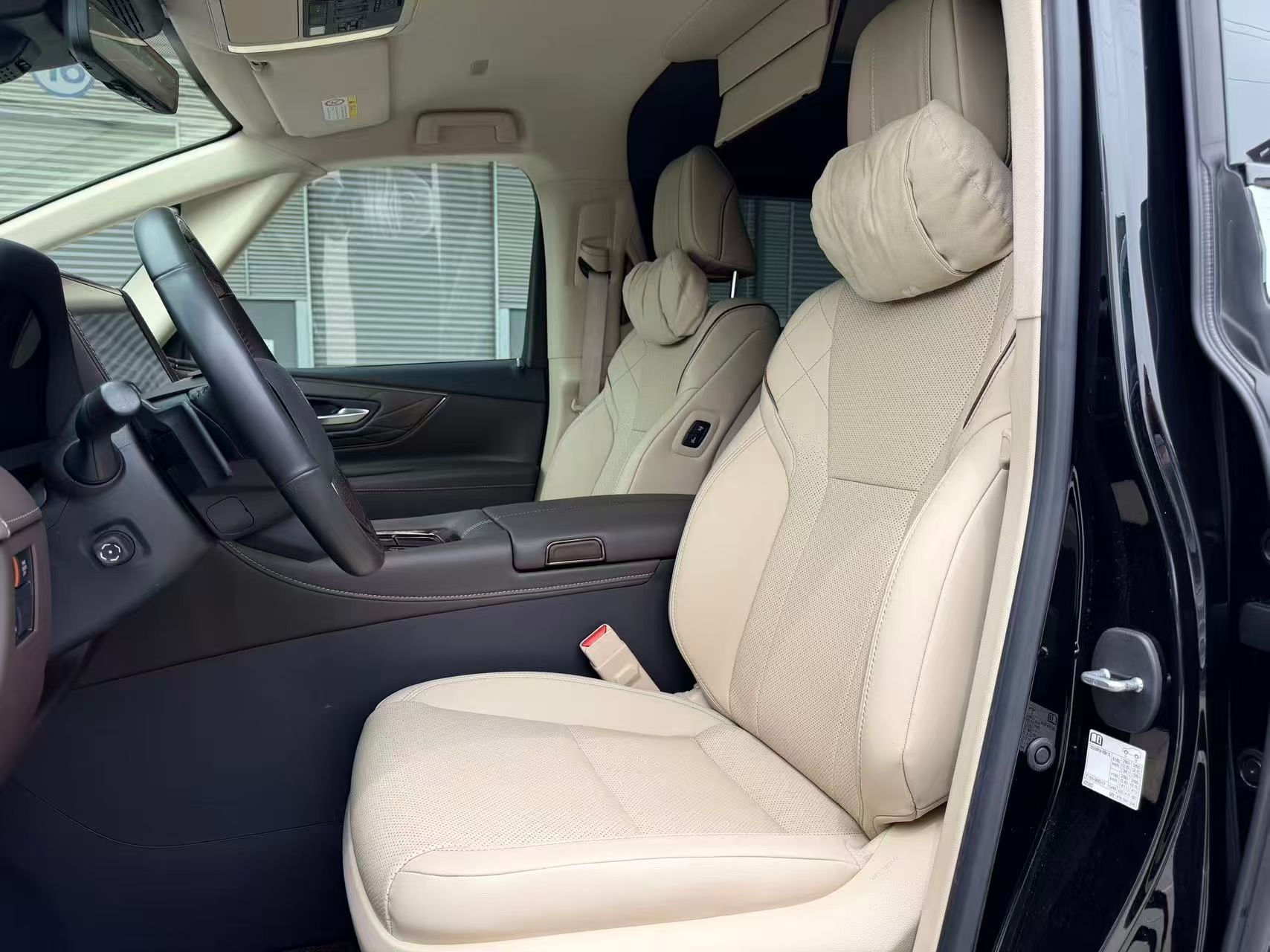 丰田埃尔法大座椅版这车比的不是产品力，就是圈层入场券啦