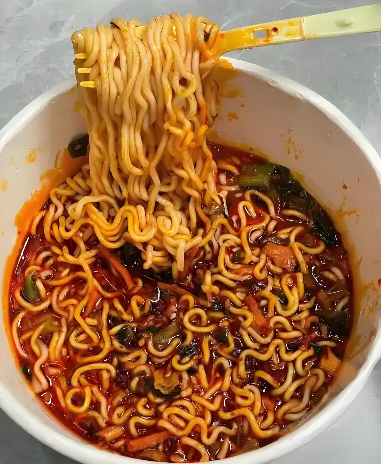 我和工友老王同泡一碗方便面，我的血压直冲150，他却毫无波澜，这是为啥呢？
 