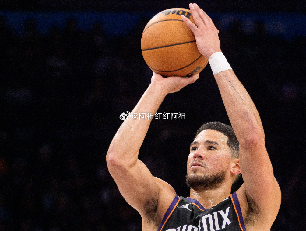 NBA常规赛，太阳今日客场对阵国王。比赛战至第三节，太阳球星布克已经10投5中，