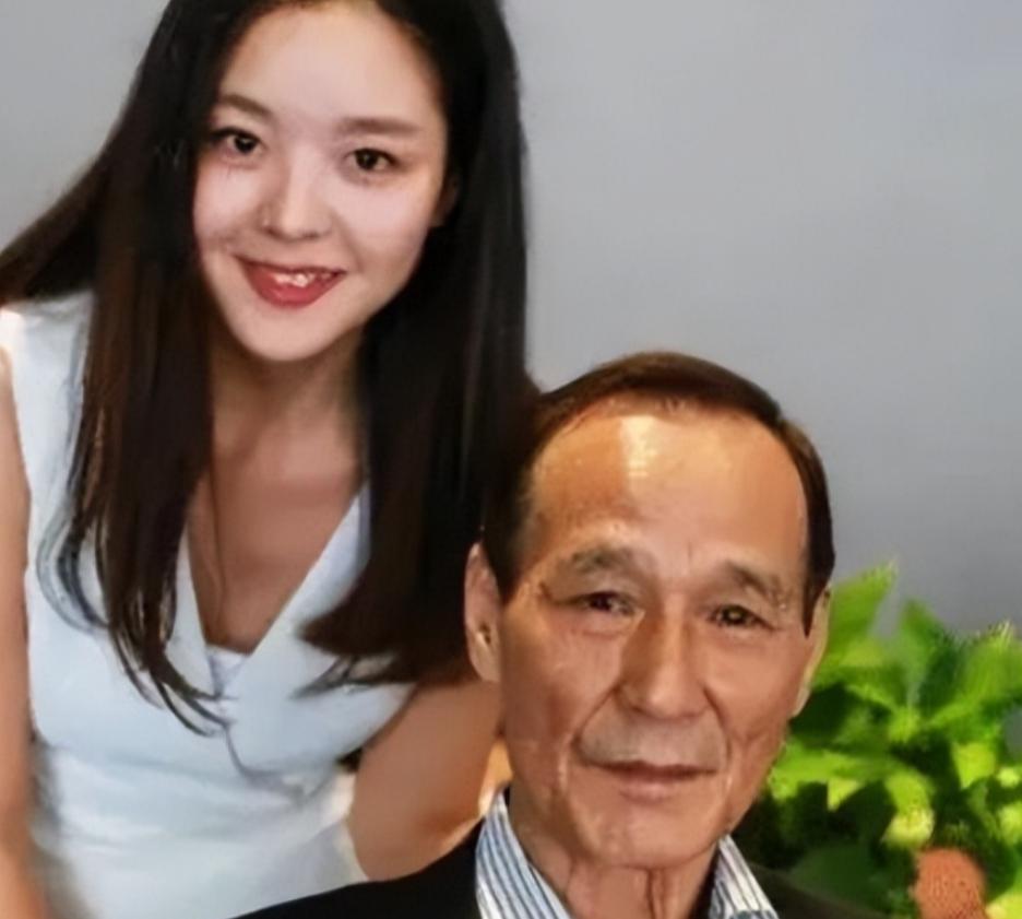 1984年，陈惠敏带着怀孕的妻子去参加宴会，碰见新义安的苏龙，苏龙一脚踢过去，陈