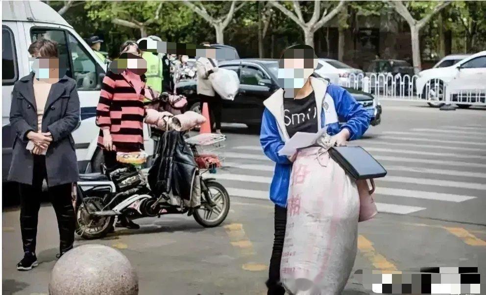 开学季了，网友发的照片。发现了吗，拿尿素袋子的和拿苹果三件套的，都能上同一个大学